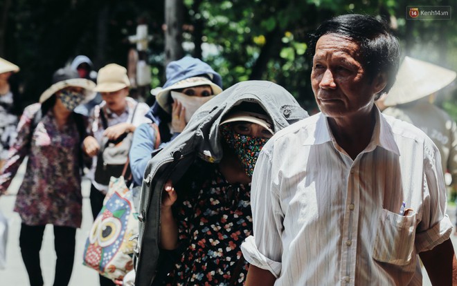 Hàng ngàn người đổ về khu vui chơi ở Sài Gòn trốn nắng nóng gần 40 độ trong ngày nghỉ lễ - Ảnh 10.