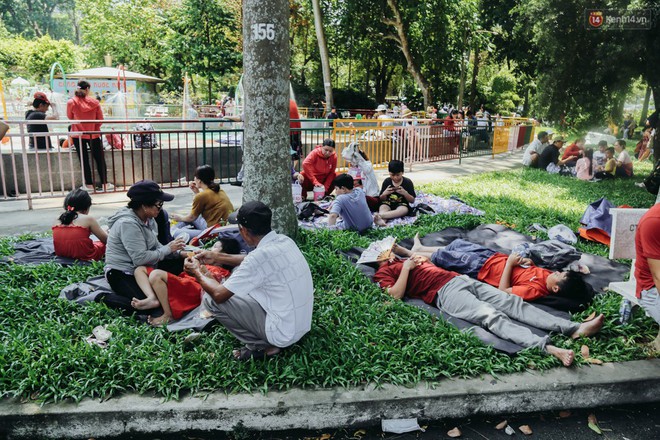 Hàng ngàn người đổ về khu vui chơi ở Sài Gòn trốn nắng nóng gần 40 độ trong ngày nghỉ lễ - Ảnh 7.