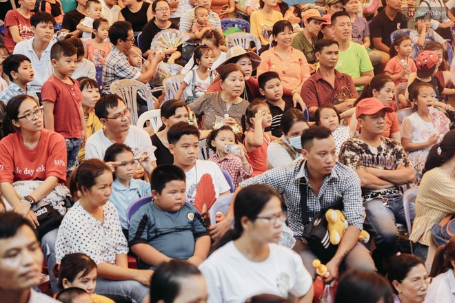 Hàng ngàn người đổ về khu vui chơi ở Sài Gòn trốn nắng nóng gần 40 độ trong ngày nghỉ lễ - Ảnh 5.