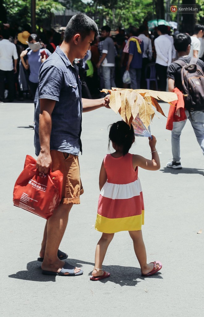 Hàng ngàn người đổ về khu vui chơi ở Sài Gòn trốn nắng nóng gần 40 độ trong ngày nghỉ lễ - Ảnh 9.