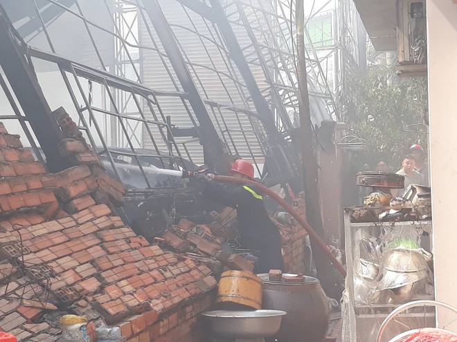 Khói lửa dữ dội tại gara ô tô ở Sài Gòn, nhiều xe bị thiêu rụi - Ảnh 7.
