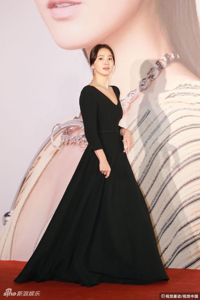 Lễ trao giải Kim Tượng: Song Hye Kyo bị chê hơi dừ, Hồ Định Hân ra sức chặt chém dàn mỹ nhân khoe body hết cỡ - Ảnh 5.