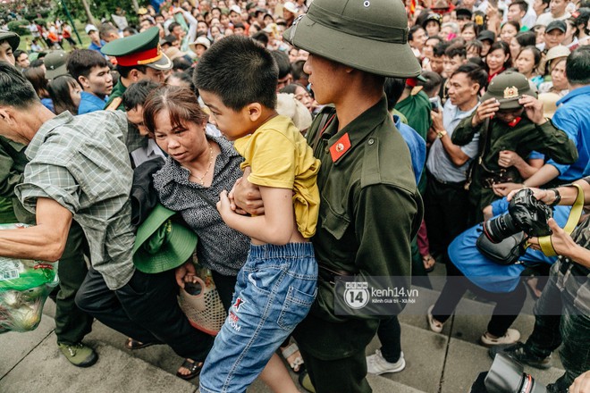 Chùm ảnh: Em nhỏ hoảng sợ khóc thét, được người nhà lôi kéo chen chúc giữa biển người tiến vào đền Hùng dâng hương - Ảnh 13.