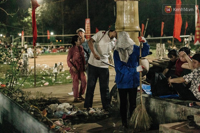 Chùm ảnh: Du khách thuê bạt 150k/đêm nằm ngủ la liệt ngoài trời, xung quanh những thùng rác thải chất đống tại đền Hùng - Ảnh 12.