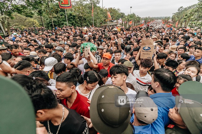 Chùm ảnh: Em nhỏ hoảng sợ khóc thét, được người nhà lôi kéo chen chúc giữa biển người tiến vào đền Hùng dâng hương - Ảnh 8.