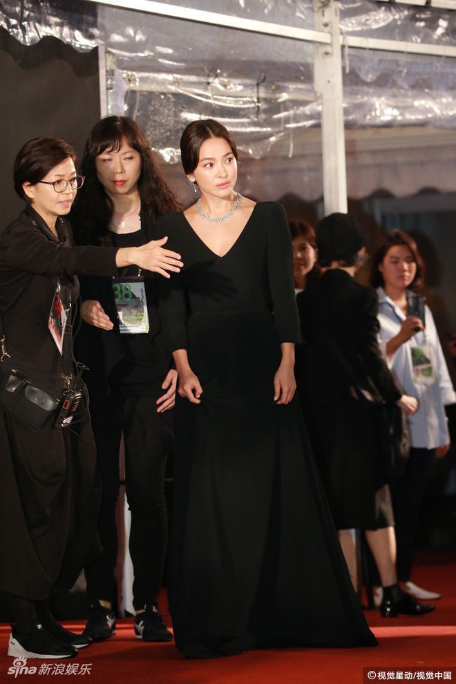 Lễ trao giải Kim Tượng: Song Hye Kyo bị chê hơi dừ, Hồ Định Hân ra sức chặt chém dàn mỹ nhân khoe body hết cỡ - Ảnh 6.