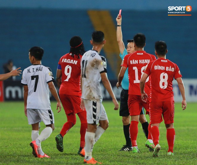 Hy hữu: Trọng tài Việt Nam rút thẻ đỏ nhầm cầu thủ bị phạm lỗi ở giải chuyên nghiệp - Ảnh 2.
