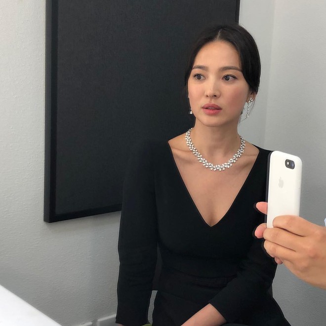 Ảnh sự kiện bị ch&ecirc; tơi tả v&igrave; dừ, Song Hye Kyo g&acirc;y n&aacute;o loạn với ảnh hậu trường đỉnh cao như t&aacute;c phẩm nghệ thuật - Ảnh 6.