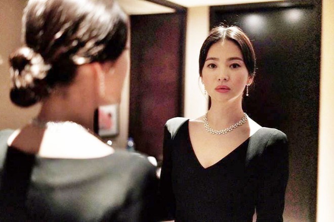 Ảnh sự kiện bị ch&ecirc; tơi tả v&igrave; dừ, Song Hye Kyo g&acirc;y n&aacute;o loạn với ảnh hậu trường đỉnh cao như t&aacute;c phẩm nghệ thuật - Ảnh 3.