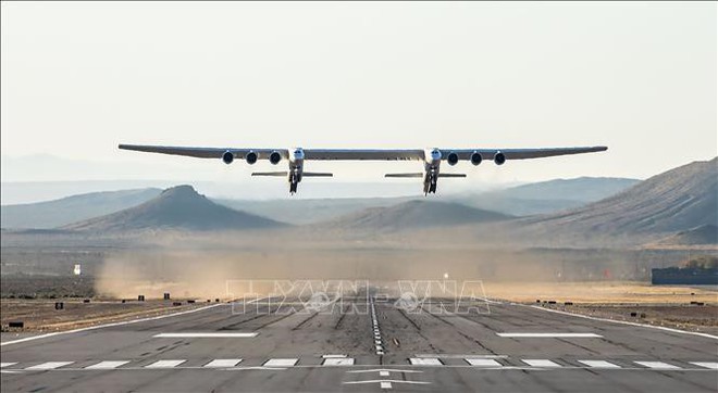 Chiếc máy bay lớn nhất thế giới Boeing 747 lần đầu cất cánh  - Ảnh 1.