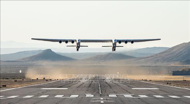 Chiếc m&aacute;y bay lớn nhất thế giới Boeing 747 lần đầu cất c&aacute;nh  - Ảnh 1.
