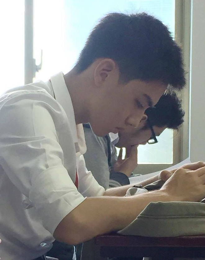 Chị em gục ng&atilde; trước ảnh chụp l&eacute;n cậu bạn b&agrave;n b&ecirc;n, nhan sắc tựa tựa Ng&ocirc; Diệc Ph&agrave;m lẫn B&igrave;nh An - Ảnh 2.