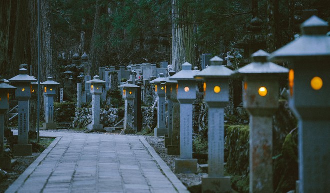 Khám phá Nghĩa trang Okunoin: Nơi được mệnh danh thánh địa thiêng liêng nhất Nhật Bản, có 5000 chiếc lồng đèn không bao giờ tắt - Ảnh 4.