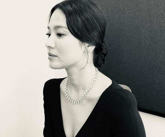 Ảnh sự kiện bị ch&ecirc; tơi tả v&igrave; dừ, Song Hye Kyo g&acirc;y n&aacute;o loạn với ảnh hậu trường đỉnh cao như t&aacute;c phẩm nghệ thuật - Ảnh 7.