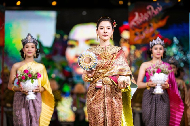 Dân tình náo loạn với nhan sắc cực phẩm của nữ thần Thungsa trong lễ Songkran 2019 tại Thái Lan - Ảnh 10.