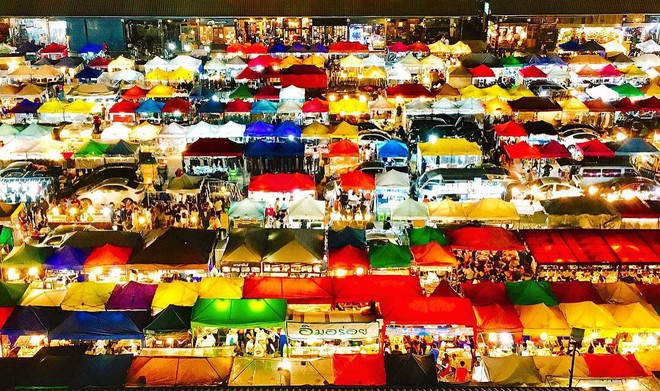 Quẩy nhiệt tình với Tết té nước Songkran xong đừng quên ghé qua khu chợ đêm nổi tiếng này ở Bangkok để ăn sập thế giới nhé! - Ảnh 3.