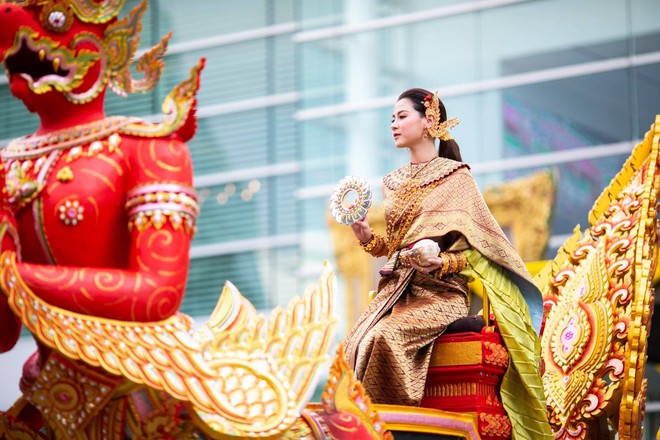 Dân tình náo loạn với nhan sắc cực phẩm của nữ thần Thungsa trong lễ Songkran 2019 tại Thái Lan - Ảnh 8.