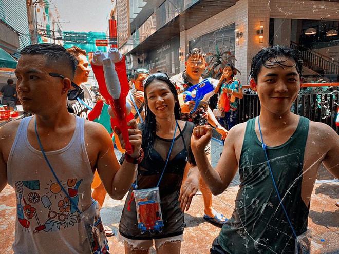 Đã mắt với loạt khoảnh khắc nóng bỏng của giới trẻ Việt tại lễ hội Songkran 2019 - Ảnh 12.