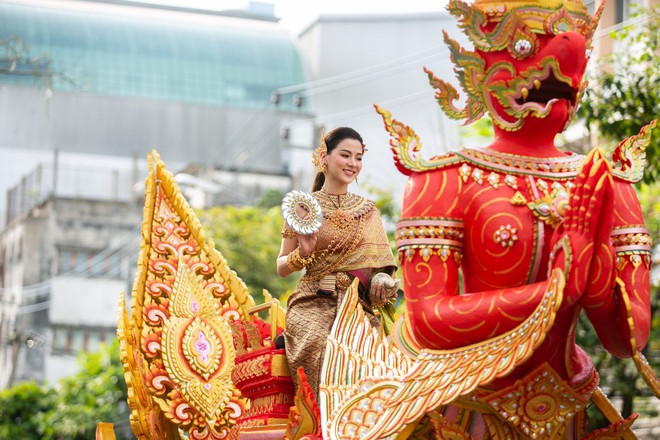 Dân tình náo loạn với nhan sắc cực phẩm của nữ thần Thungsa trong lễ Songkran 2019 tại Thái Lan - Ảnh 6.