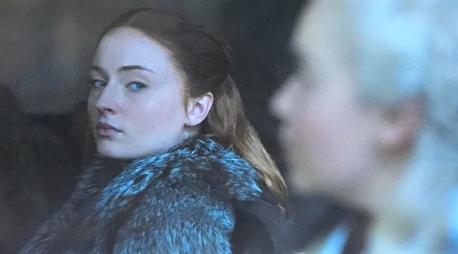 Game of Thrones 8: Mới tập 1, Mẹ Rồng v&agrave; Sansa đ&atilde; lườm nhau to&eacute;t cả mắt - Ảnh 2.
