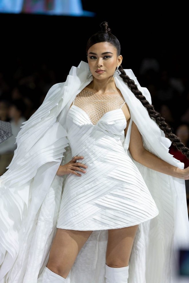 Mâu Thuỷ lập “cú đúp vedette” trong đêm cuối Aquafina Vietnam International Fashion Week Xuân Hè 2019 - Ảnh 2.