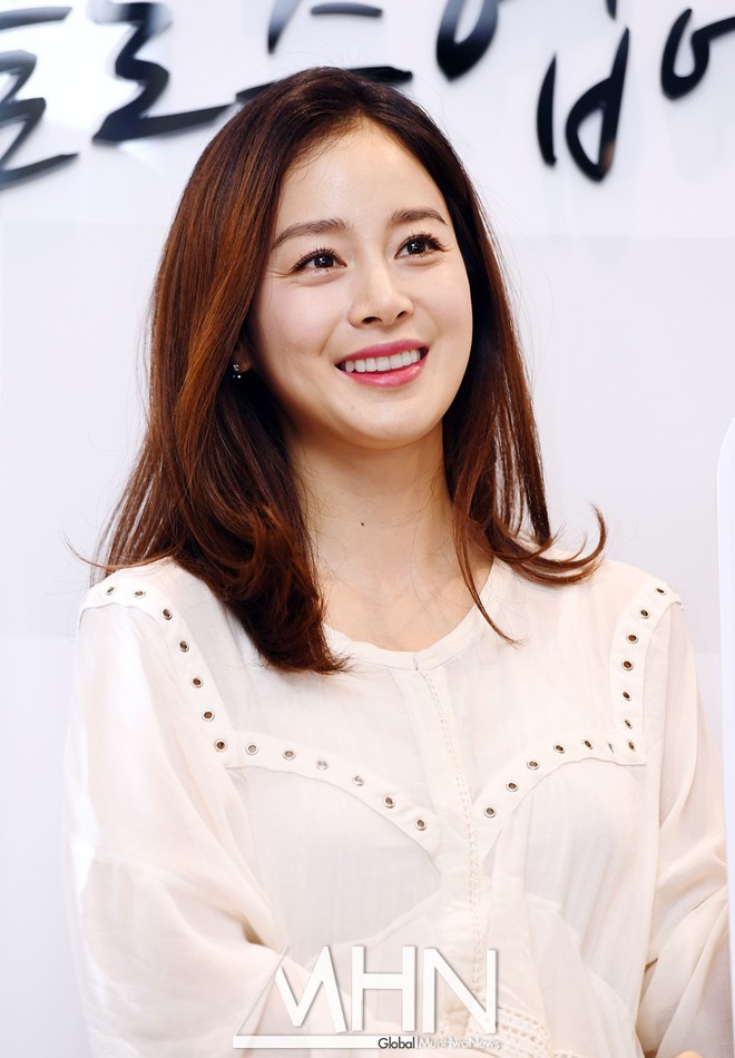 Vẻ đẹp của Kim Tae Hee: Từ nữ thần đại học đến biểu tượng nhan sắc, cả cái bóng phản chiếu trên tường cũng thừa sức gây sốt - Ảnh 21.