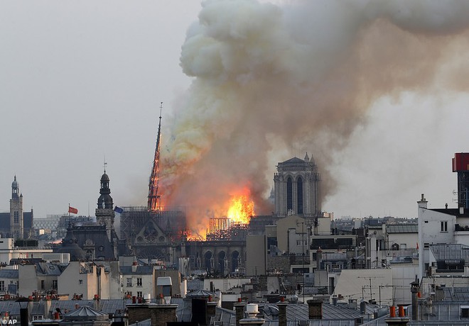 Đám cháy dữ dội bao phủ Nhà thờ Đức Bà Paris, đỉnh tháp 850 năm tuổi sụp đổ - Ảnh 6.