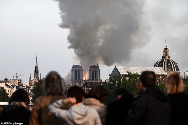 Người dân đau đớn nhìn ngọn lửa dữ dội trước mắt: Paris mà không có Nhà thờ Đức Bà thì không còn là Paris nữa - Ảnh 13.