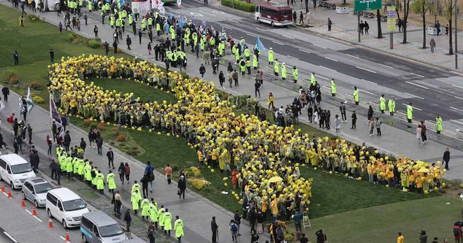 5 năm sau thảm họa chìm phà Sewol, điện ảnh Hàn lên tiếng: Đã đến lúc cần đối diện với nỗi đau! - Ảnh 13.