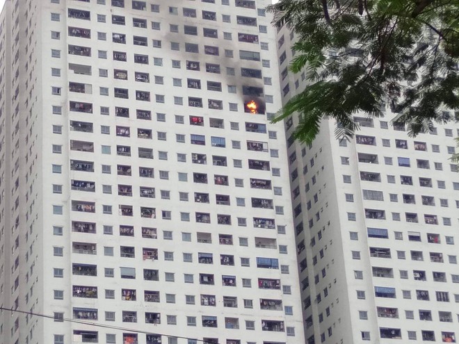 Hà Nội: Cháy tại tầng 32 chung cư HH Linh Đàm, khói đen bốc nghi ngút khiến nhiều người hoảng sợ - Ảnh 2.