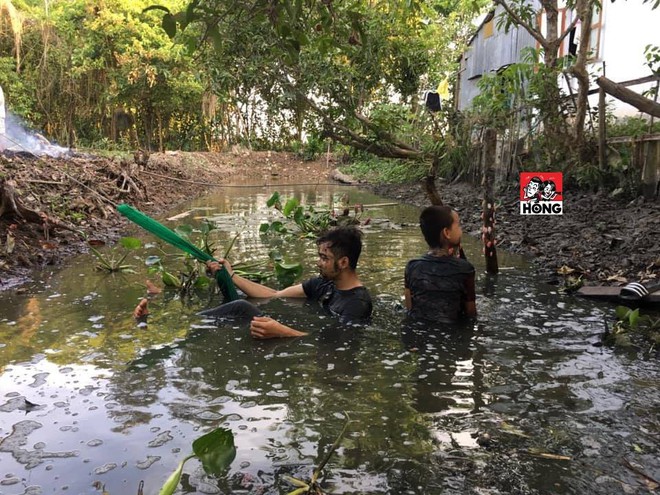 Thanh niên mắc võng trên ao nằm chợp mắt và cái kết hứng trọn lớp bùn đen khiến dân mạng cười bò - Ảnh 2.