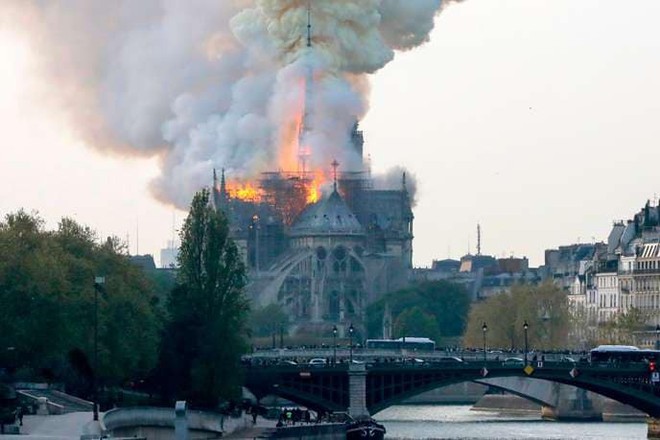 Mới 1 năm trước, Nhà thờ Đức Bà Paris từng bị liệt vào danh sách những kiến trúc đang lâm nguy và sắp thành đống đổ nát - Ảnh 4.