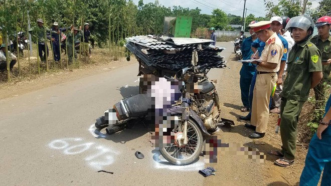 T&ocirc;ng v&agrave;o xe m&aacute;y chở t&ocirc;n, người đ&agrave;n &ocirc;ng bị cắt đứt cổ tử vong - Ảnh 2.