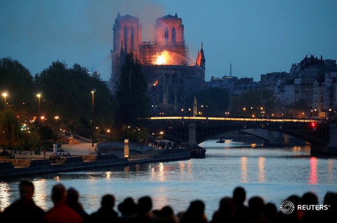 Người dân đau đớn nhìn ngọn lửa dữ dội trước mắt: Paris mà không có Nhà thờ Đức Bà thì không còn là Paris nữa - Ảnh 16.