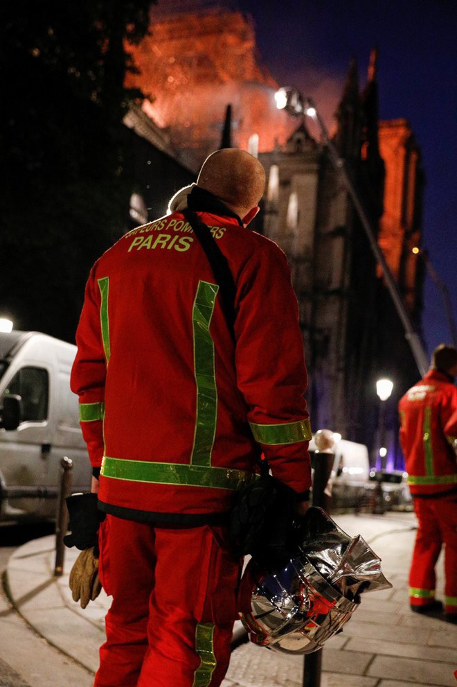 Lính cứu hoả Paris - Những người hùng thức trắng đêm, không màng nguy hiểm để cứu lấy Nhà thờ Đức Bà trong biển lửa - Ảnh 3.