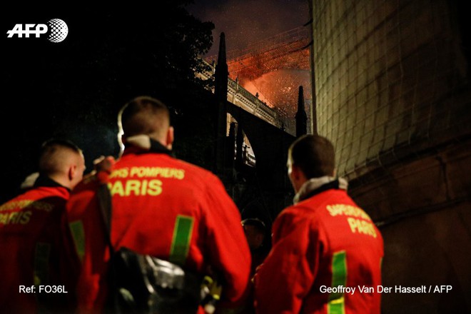 Đám cháy dữ dội bao phủ Nhà thờ Đức Bà Paris, đỉnh tháp 850 năm tuổi sụp đổ - Ảnh 24.