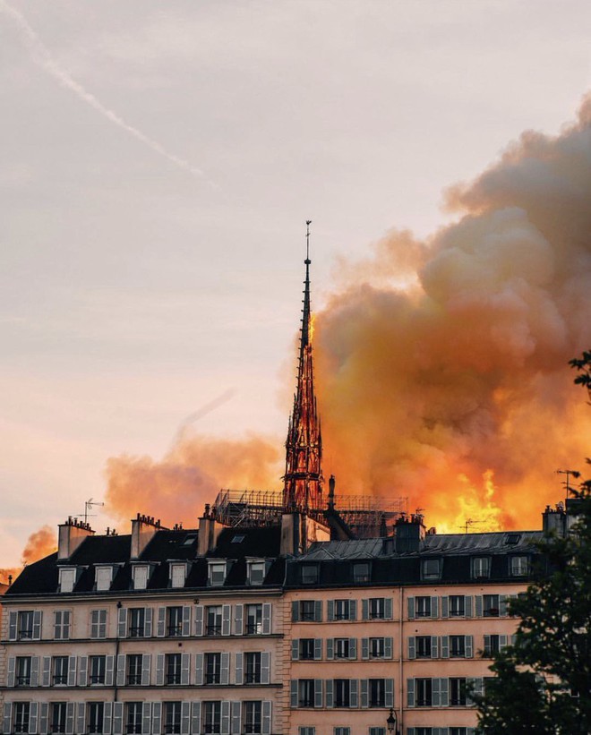 Những hình ảnh thảm khốc khi ngọn lửa lớn tàn phá Nhà thờ Đức Bà Paris tối 15/4 - Ảnh 13.