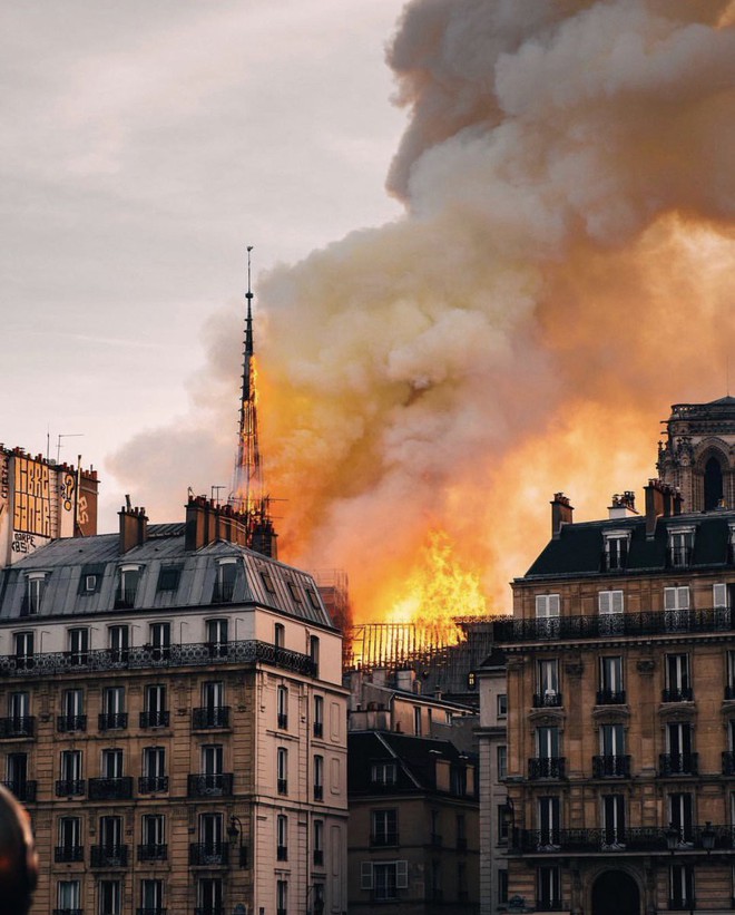 Những hình ảnh thảm khốc khi ngọn lửa lớn tàn phá Nhà thờ Đức Bà Paris tối 15/4 - Ảnh 13.