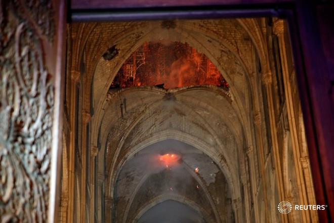 Đám cháy dữ dội bao phủ Nhà thờ Đức Bà Paris, đỉnh tháp 850 năm tuổi sụp đổ - Ảnh 21.