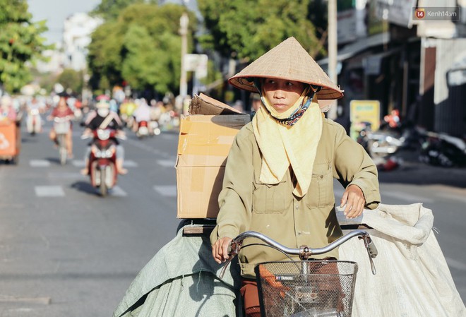 Người Sài Gòn nằm la liệt dưới bóng cây trên phố Nguyễn Huệ để trốn cái nóng hầm hập gần 40 độ C - Ảnh 14.