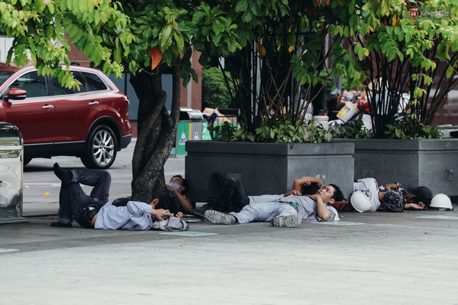 Người Sài Gòn nằm la liệt dưới bóng cây trên phố Nguyễn Huệ để trốn cái nóng hầm hập gần 40 độ C - Ảnh 6.