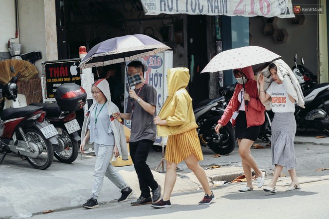 Người Sài Gòn nằm la liệt dưới bóng cây trên phố Nguyễn Huệ để trốn cái nóng hầm hập gần 40 độ C - Ảnh 1.