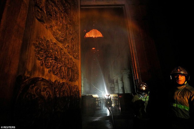 Những hình ảnh đầu tiên bên trong Nhà thờ Đức Bà Paris sau vụ hỏa hoạn - Ảnh 1.