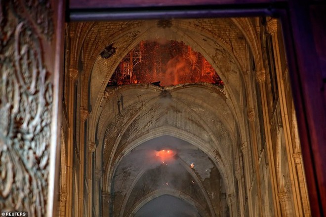 Những hình ảnh đầu tiên bên trong Nhà thờ Đức Bà Paris sau vụ hỏa hoạn - Ảnh 2.