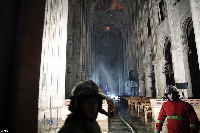 Những hình ảnh đầu tiên bên trong Nhà thờ Đức Bà Paris sau vụ hỏa hoạn - Ảnh 3.