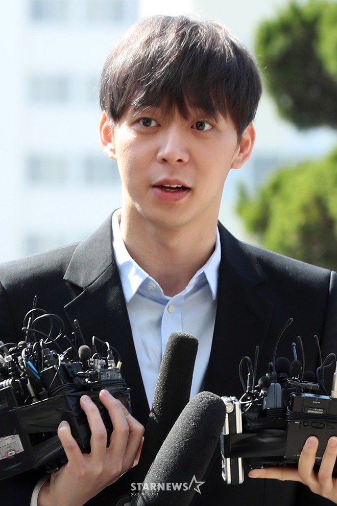 Yoochun chính thức trình diện cảnh sát trước cáo buộc sử dụng ma túy: Gây sốc vì quá tươi tỉnh, liên tục cười mỉm - Ảnh 7.