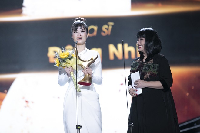 Nhận giải thưởng lớn nhưng h&agrave;nh động của Đ&ocirc;ng Nhi mới l&agrave; điều khiến fan tự h&agrave;o - Ảnh 3.