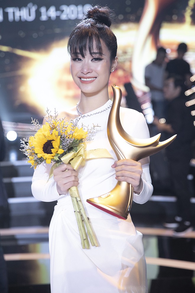 Nhận giải thưởng lớn nhưng h&agrave;nh động của Đ&ocirc;ng Nhi mới l&agrave; điều khiến fan tự h&agrave;o - Ảnh 4.