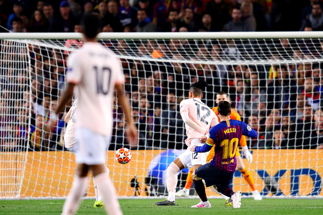 Barcelona 3-0 Man United (4-0): Messi tỏa sáng rực rỡ với cú đúp, chấm dứt hành trình của Man United tại Champions League - Ảnh 1.