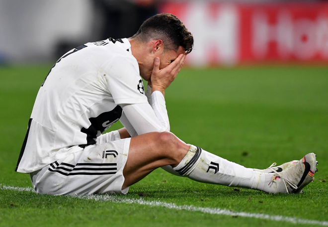 Ronaldo ôm mặt bất lực khi bị loại tại tứ kết Champions League